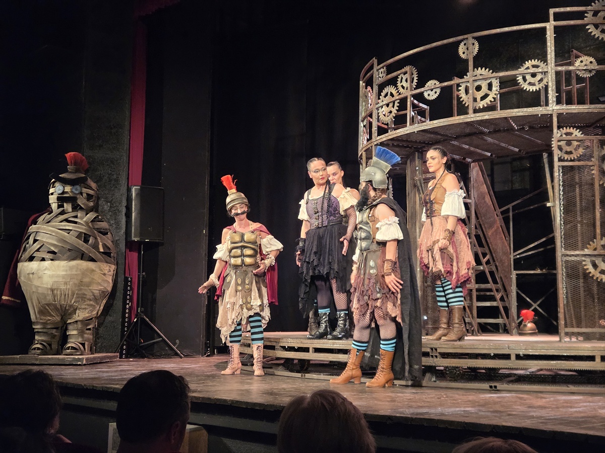 İDT, \'Lysistrata\' ile Prizren\'de sahne aldı