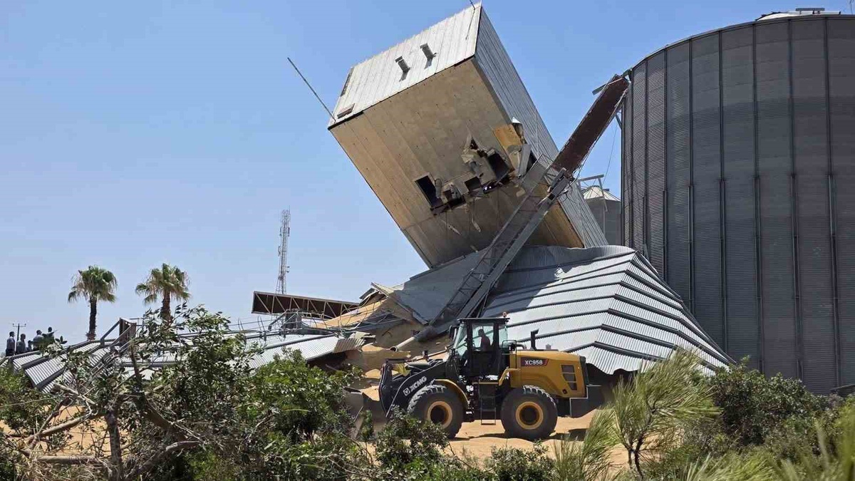 KKTC\'de Silo Çöktü: 1 Kişi Göçük Altında