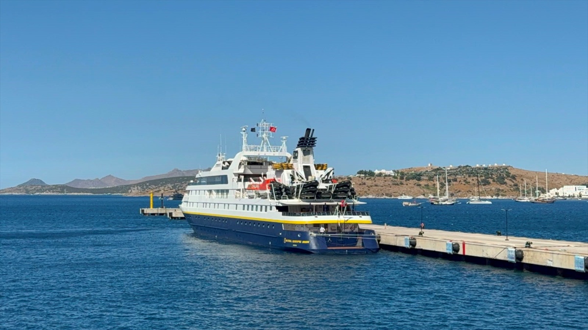 Bodrum\'a Lüks Kruvaziyer İle Turist Akını