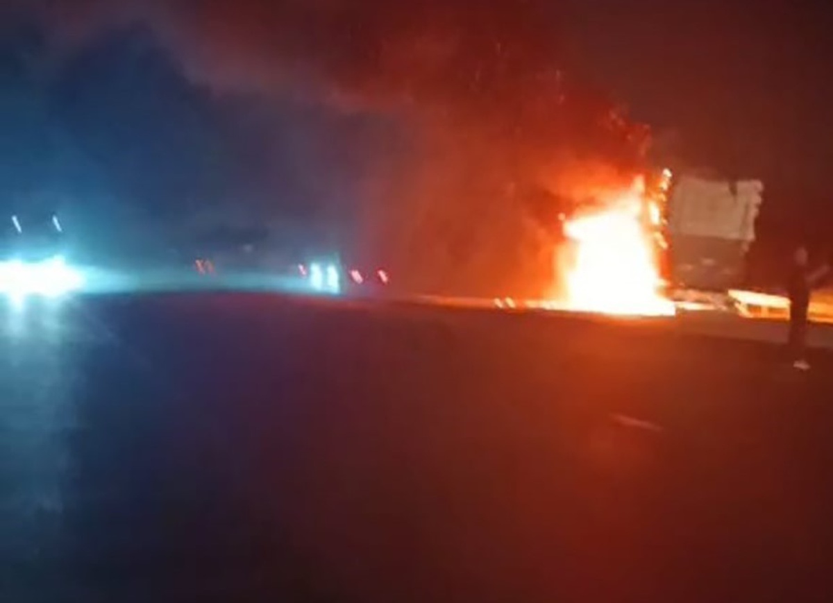 Malatya\'da Tır Yangını: Sürücü Tedbir Alarak Büyük Zararı Önledi