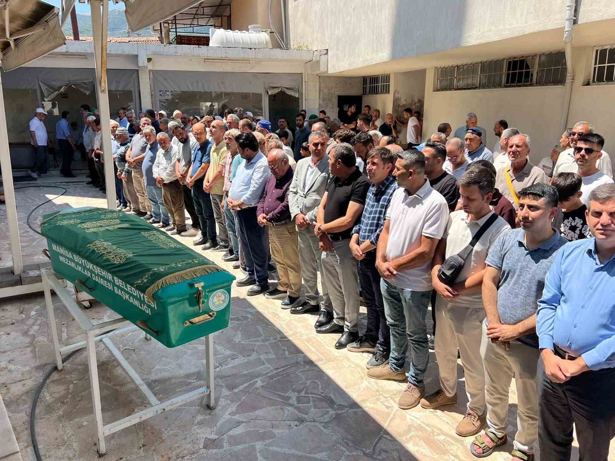 Manisa’daki feci kazada hayatını kaybeden 2 kişi defnedildi