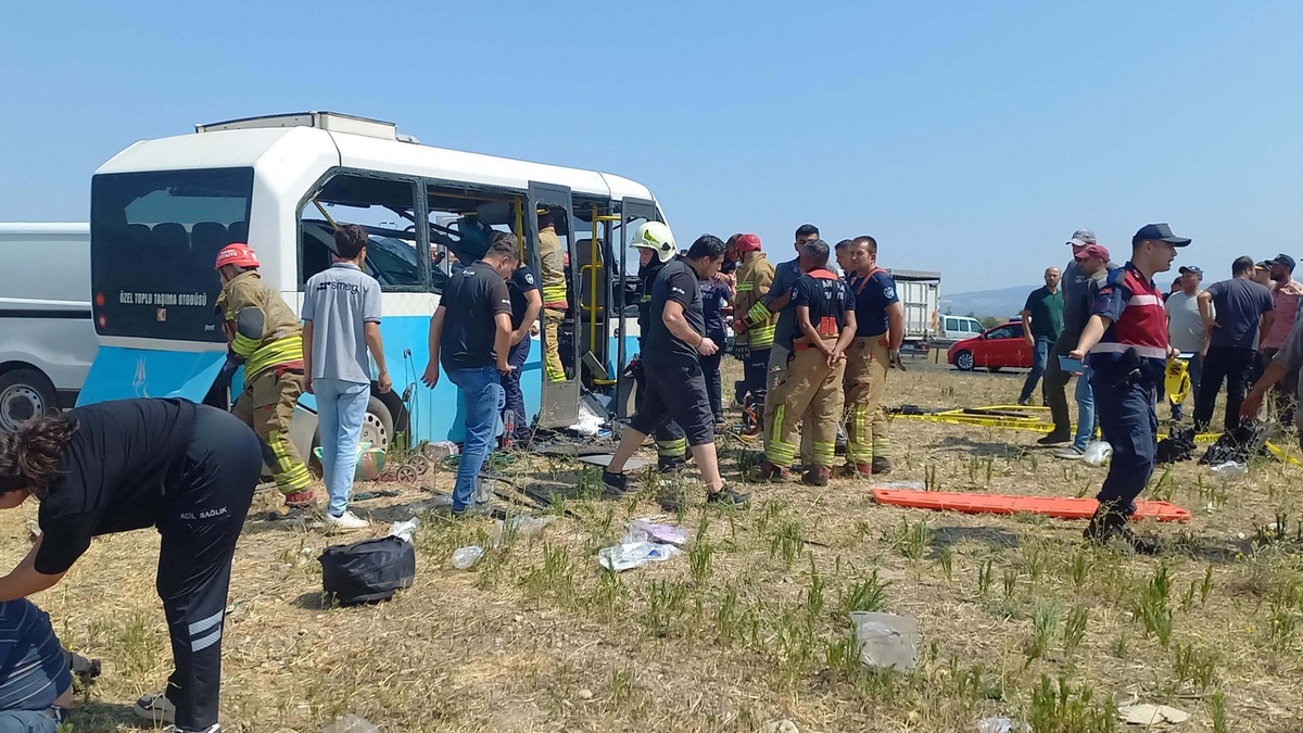 Manisa\'da Minibüs Kazası: İki Ölü