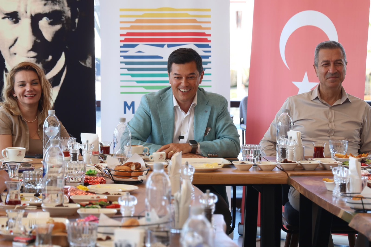 Marmaris Belediye Başkanı Ünlü, kentte görev yapan basın mensuplarıyla buluştu