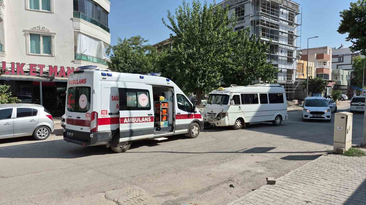 Adıyaman\'da Minibüs ile Motosiklet Çarpıştı