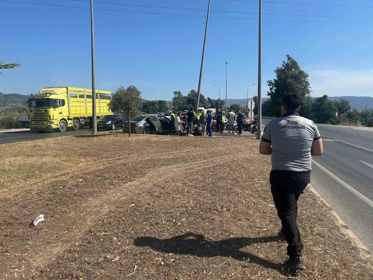 Efeler\'de Kaza: Otomobil Aydınlatma Direğine Çarptı