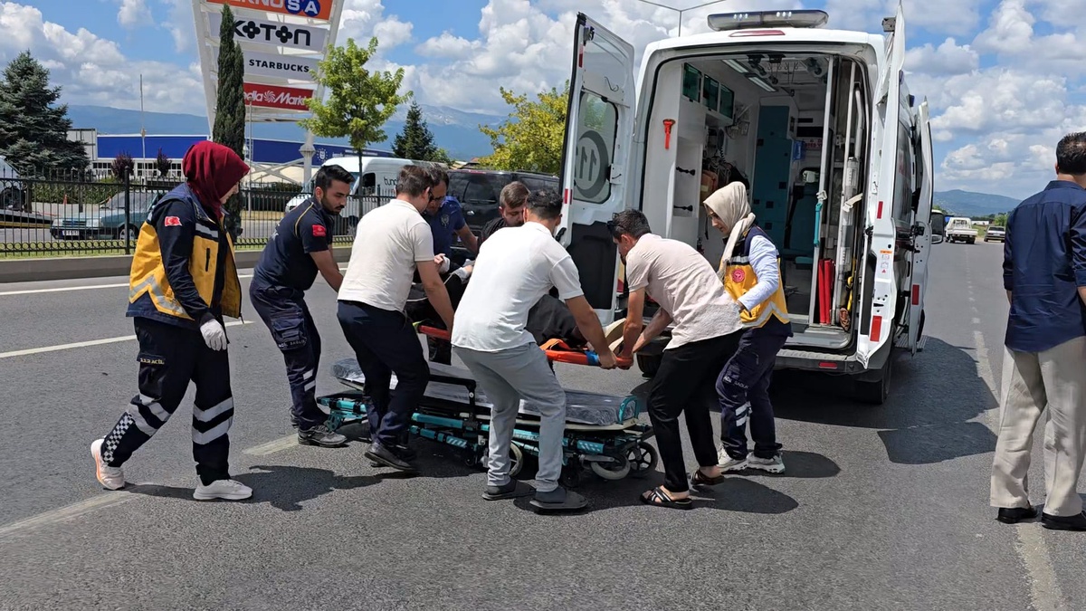 İnegöl\'de Motosiklet Otomobille Çarpıştı