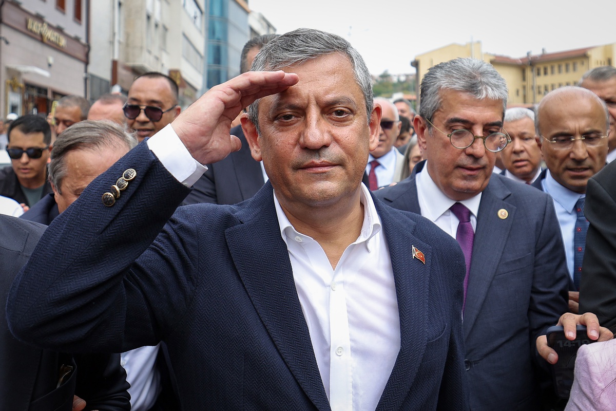 Özgür Özel YENİ Parti Genel Başkanı Seçildi