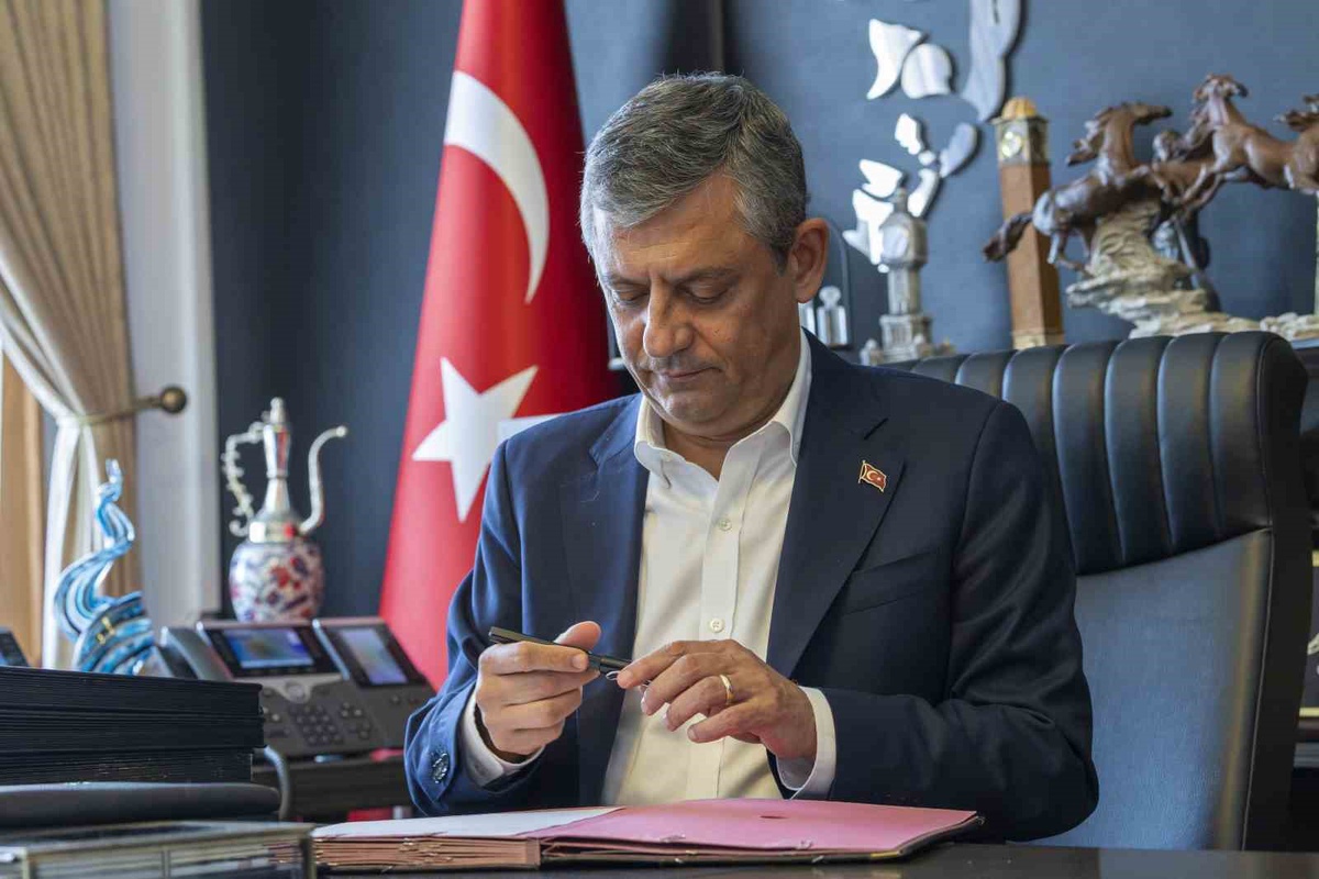 Özgür Özel ve 90 Vekil CHP\'den İstifa