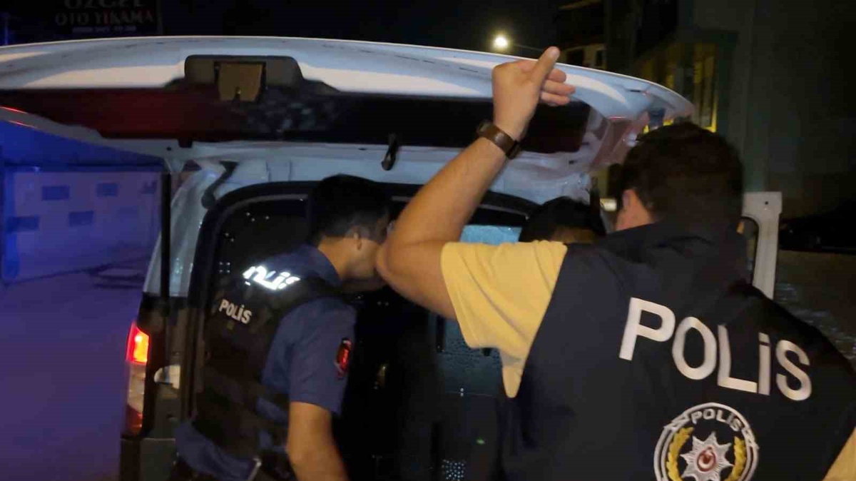 Polisin ehliyet ve kimlik istediği sürücü, "150 TL param var" dedi