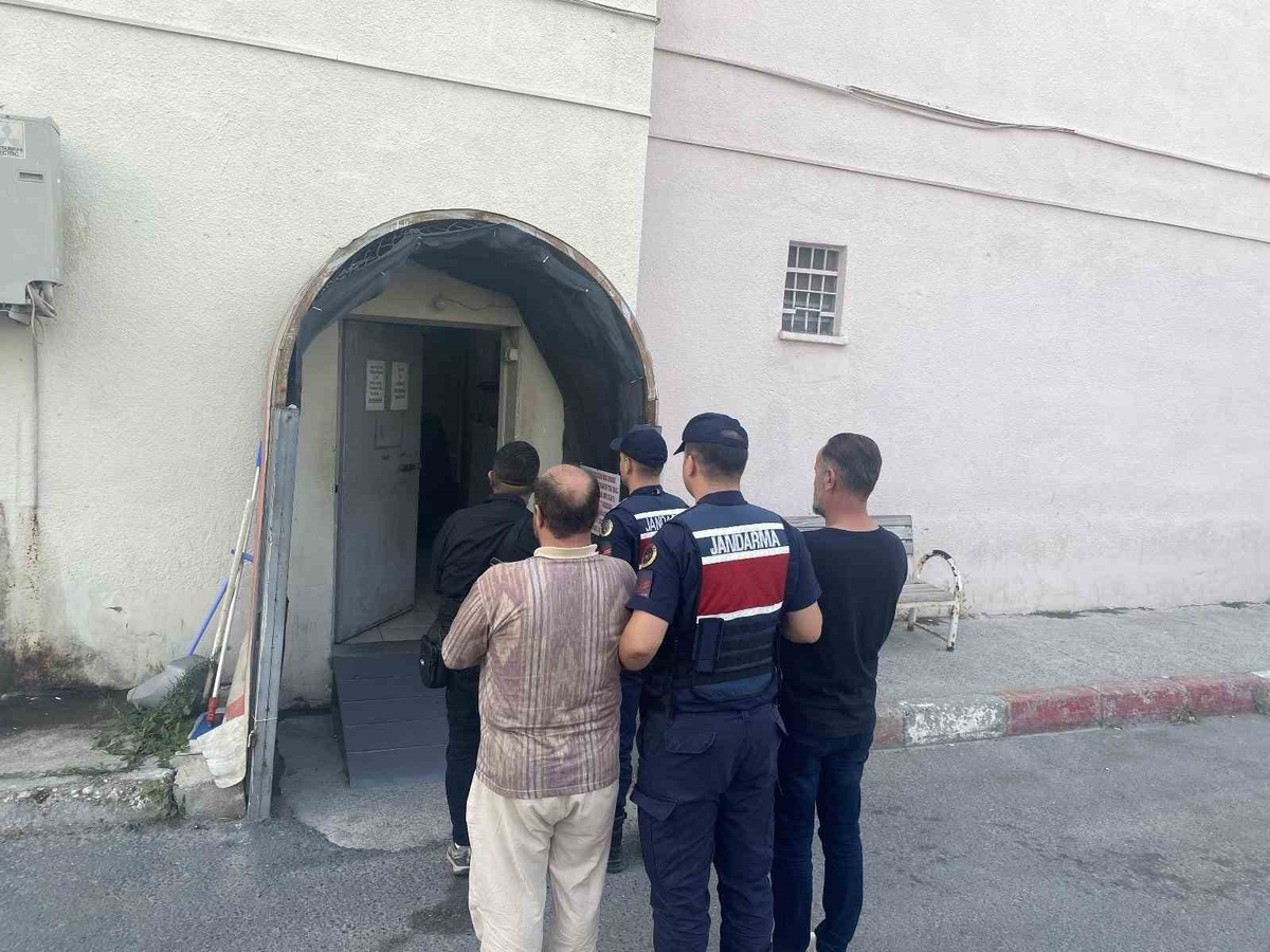 Sahte vekaletle 200 milyon liralık arsayı satmaya çalışan dolandırıcılar noterde yakalandı