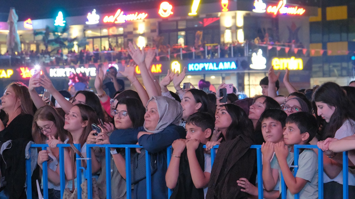 Buray, Çorum Festivalinde Konser Verdi