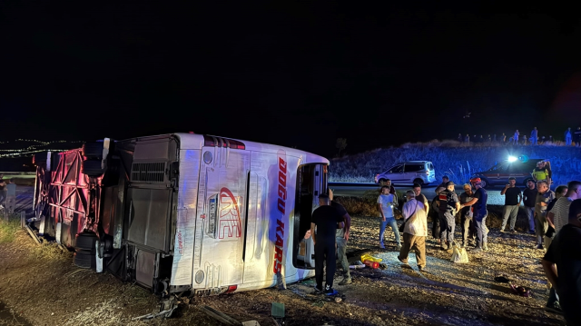 Şehirlerarası yolcu otobüsü şarampole devrildi, 10 kişi yaralandı