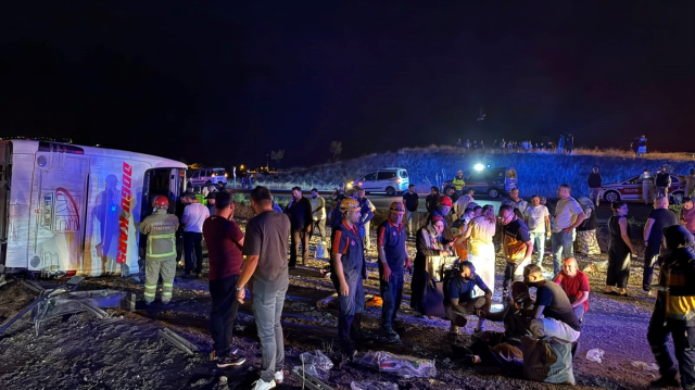 Şehirlerarası yolcu otobüsü şarampole devrildi, 10 kişi yaralandı
