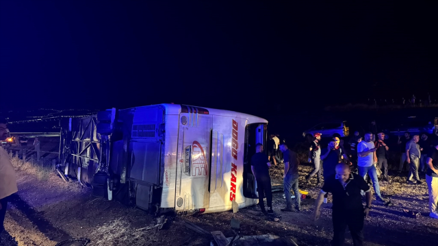 Şehirlerarası yolcu otobüsü şarampole devrildi, 10 kişi yaralandı