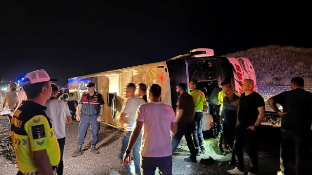 Şehirlerarası yolcu otobüsü şarampole devrildi, 10 kişi yaralandı