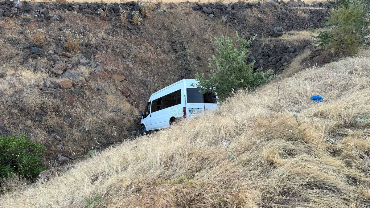 Siverek\'te Tarım İşçilerini Taşıyan Minibüs Kaza Geçirdi