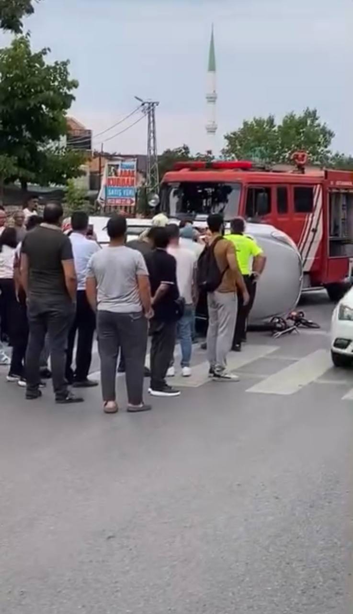 Sultangazi\'de Kaza: Sürücü Aracında Sıkıştı