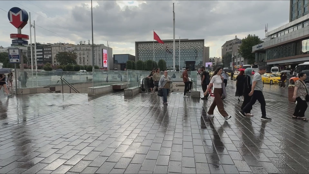 Taksim\'de Sabah Yağışı Başladı