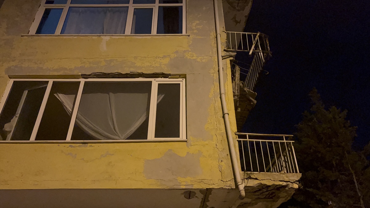 Üsküdar\'da Bina Balkonunda Çökme, Vatandaşlar Tahliye Edildi
