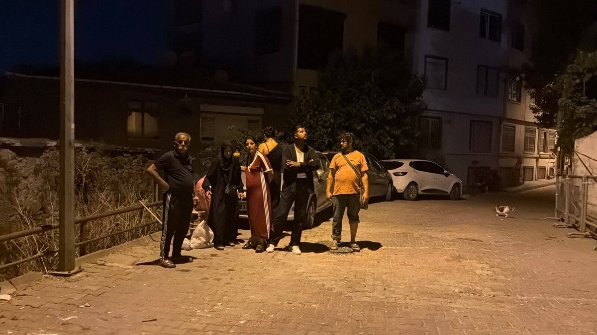 Üsküdar\'da Balkon Çökmesi: Bina Tahliye Edildi