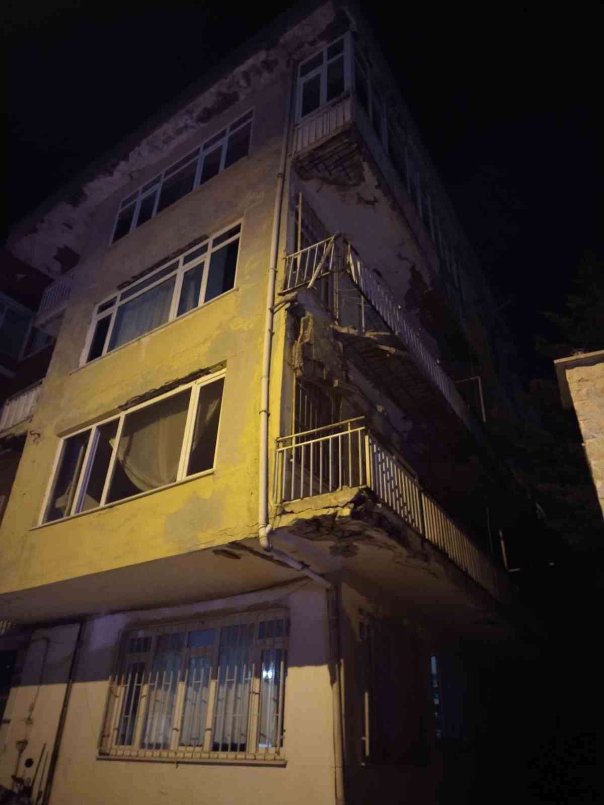 Üsküdar’da dört katlı binanın balkonu çöktü