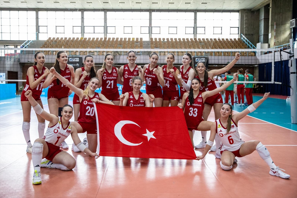 17 Yaş Altı Voleybol Takımı 4\'te 4 Yaptı
