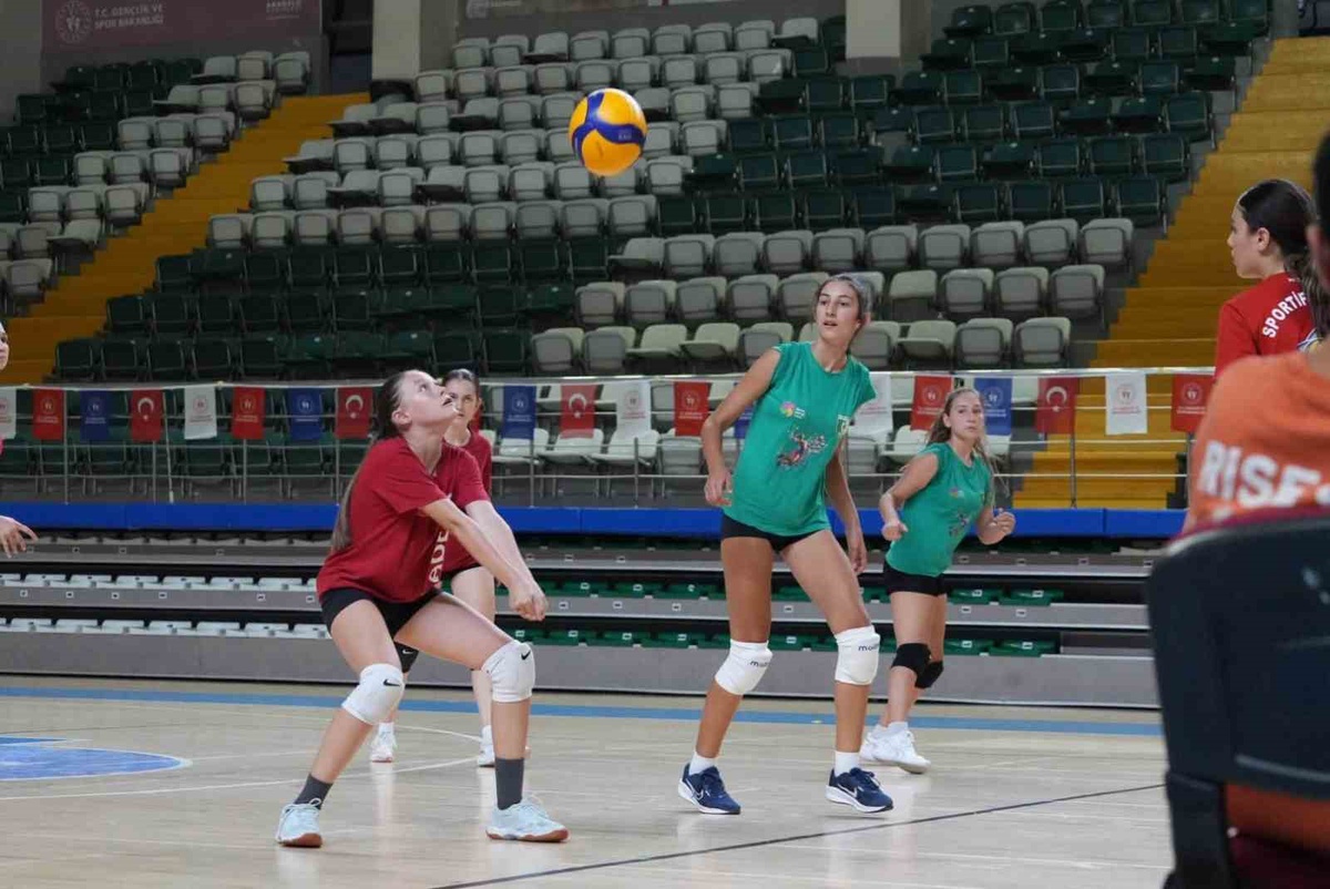 Muğla Kız Voleybol Takımı Balıkesir\'e Hazır