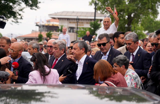 'Yeni Parti' için ilk adımı atan Özgür Özel açıklamalarda bulunuyor