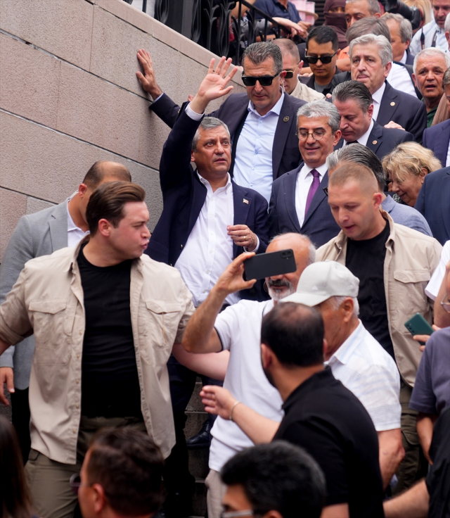 'Yeni Parti' için ilk adımı atan Özgür Özel açıklamalarda bulunuyor