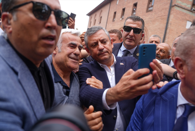 'Yeni Parti' için ilk adımı atan Özgür Özel açıklamalarda bulunuyor