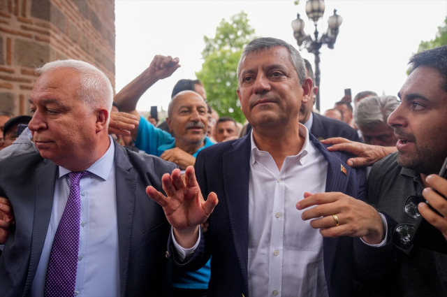 'Yeni Parti' için ilk adımı atan Özgür Özel açıklamalarda bulunuyor