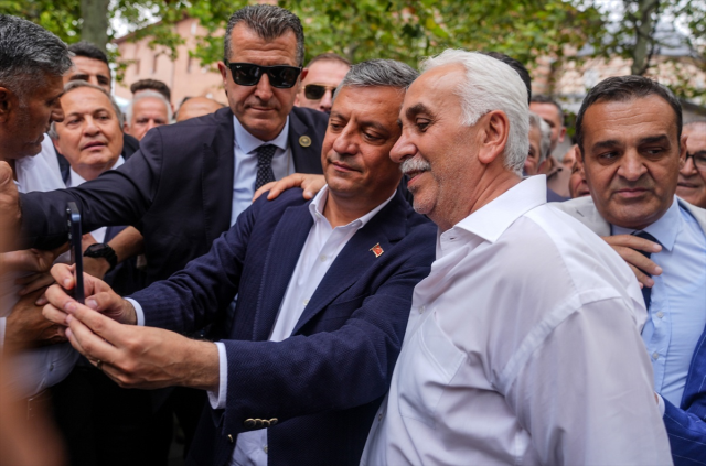 'Yeni Parti' için ilk adımı atan Özgür Özel açıklamalarda bulunuyor