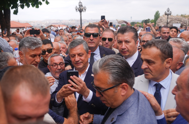 'Yeni Parti' için ilk adımı atan Özgür Özel açıklamalarda bulunuyor