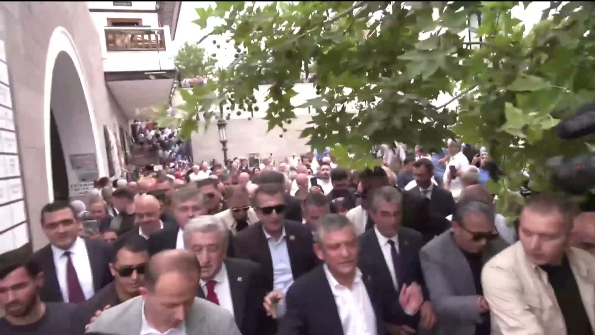 Özgür Özel Cami\'de Namaz Kıldı, Meclis\'e Yürüdü