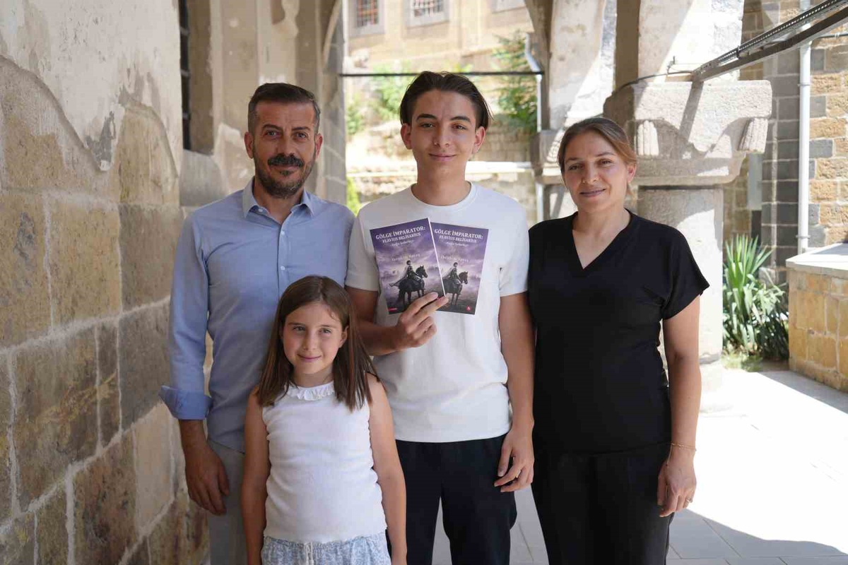 Genç Yazar İbrahim Savaş\'ın Tarih Kitabı