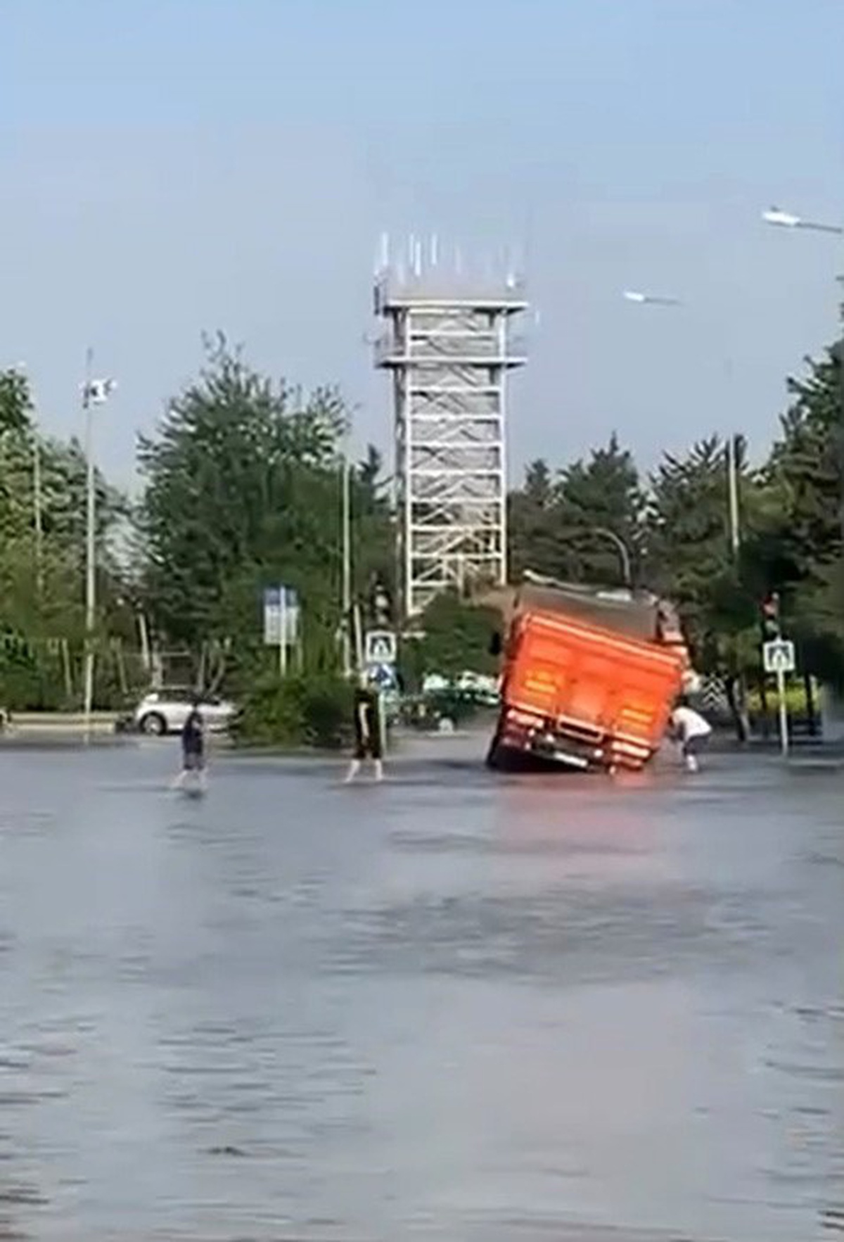 Adana’da su borusu patladı, yollar göl oldu