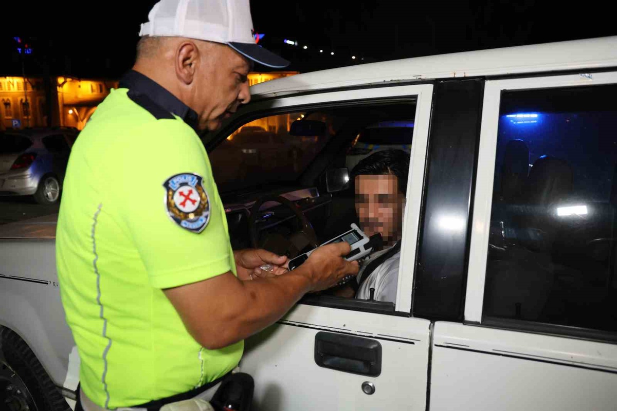 Adana\'da Trafik Denetimi: 42 Sürücüye Ceza