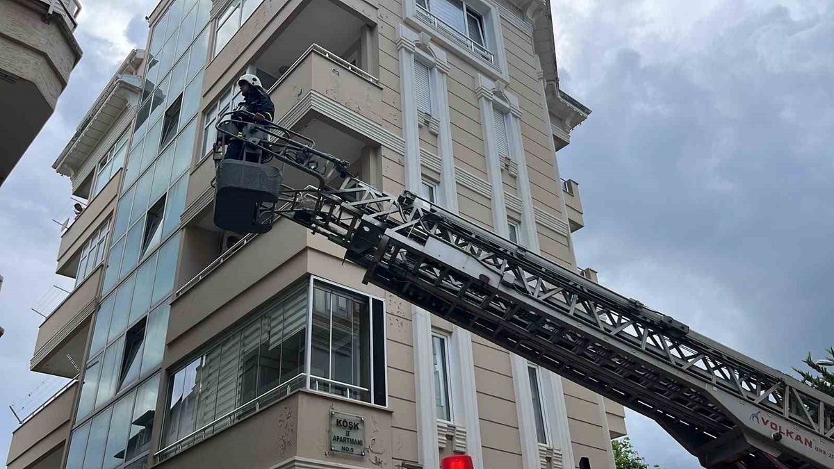 Alanya’da apartman dairesinin mutfağında çıkan yangın korkuttu
