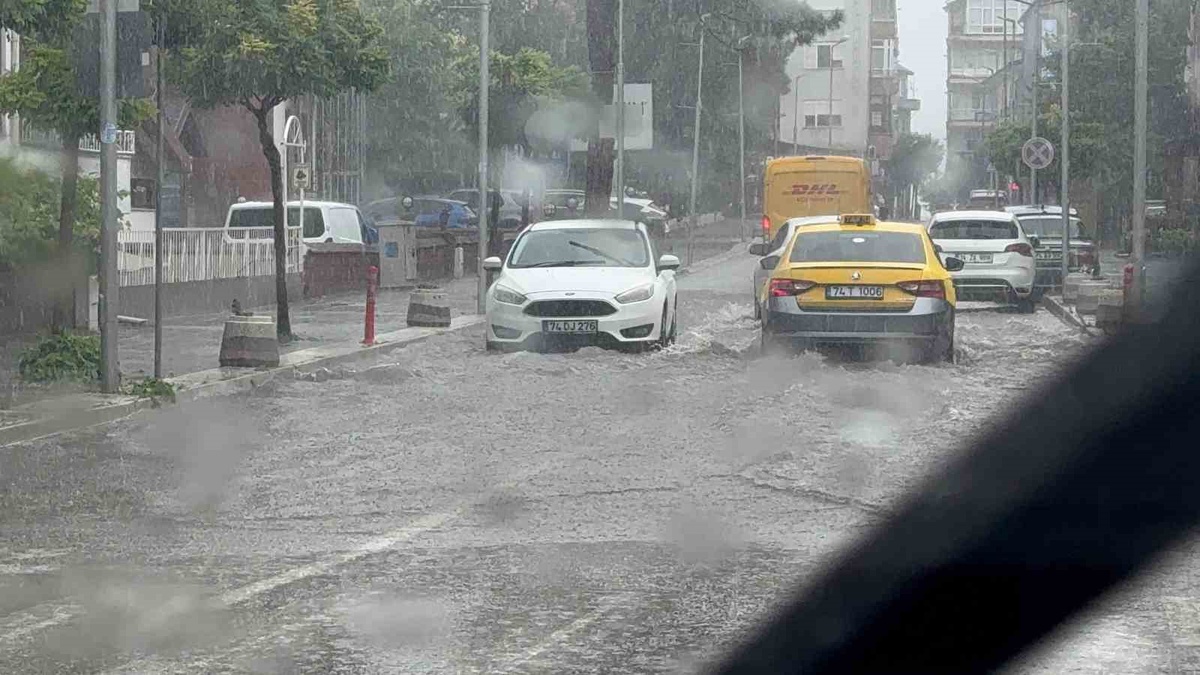 Amasra’da sağanak alarmı: Cadde ve sokaklar göle döndü