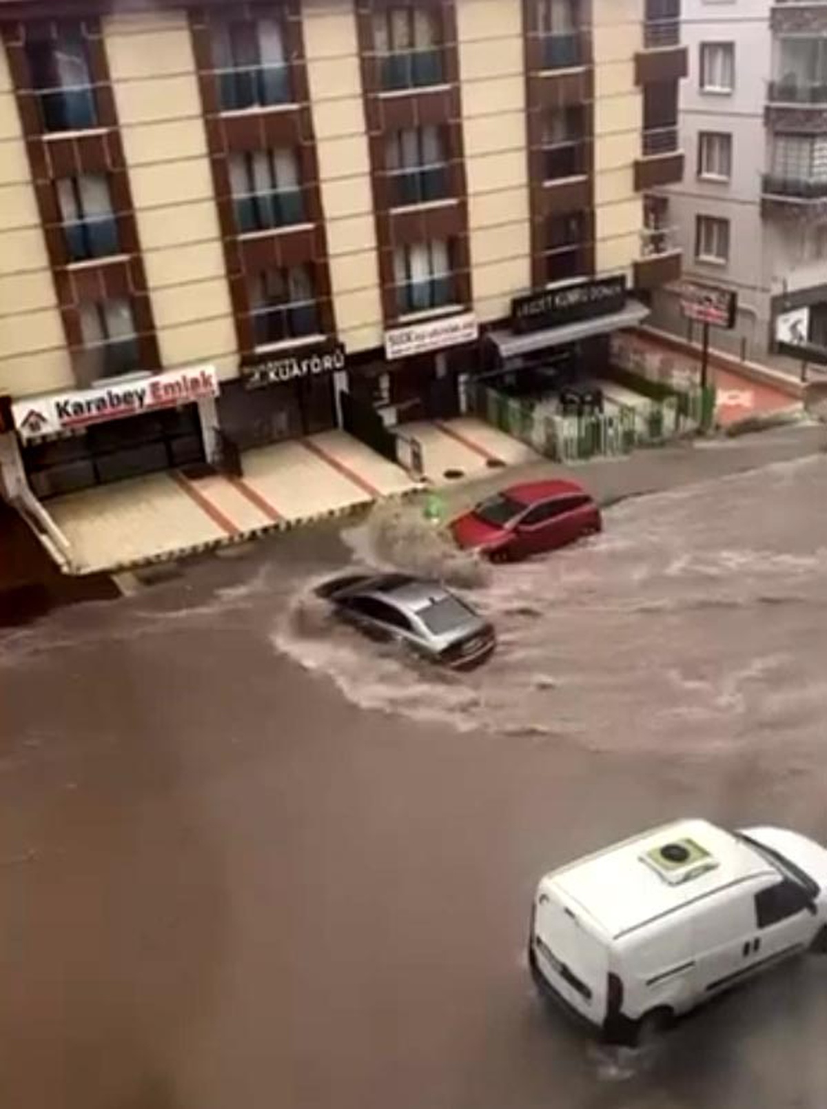 Ankara\'da Sağanak Sele Neden Oldu