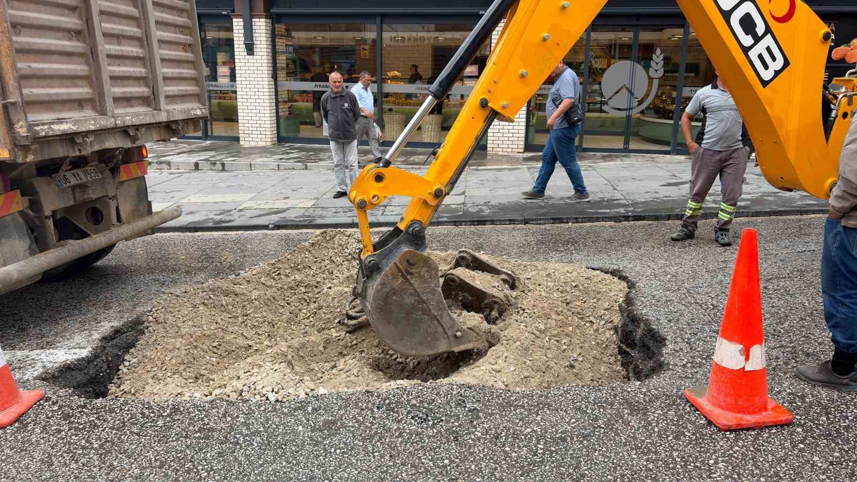 Ankara\'da Sağanak Yağış Yol Çökmesine Neden Oldu