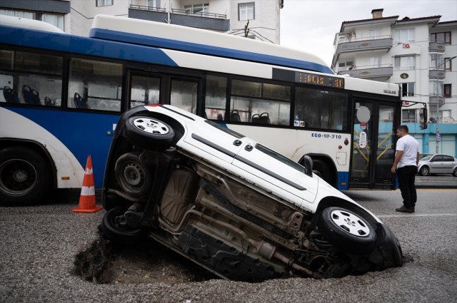 Ankara felç oldu! Yol çöktü, araç çukura düştü