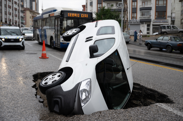 Ankara felç oldu! Yol çöktü, araç çukura düştü