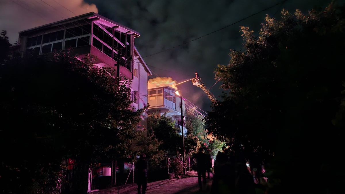 Uşak\'ta Çatı Yangını Kontrol Altına Alındı