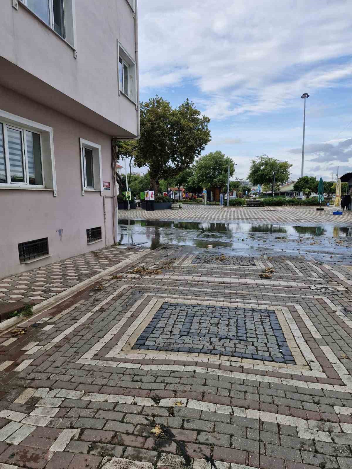 Bandırma\'da Sağanak Yağış Su Birikintilerine Yol Açtı