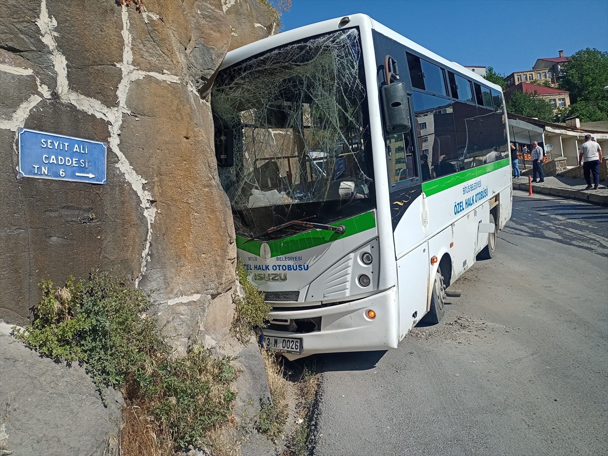 Bitlis\'te Otobüs Kaza Yaptı: 5 Yaralı