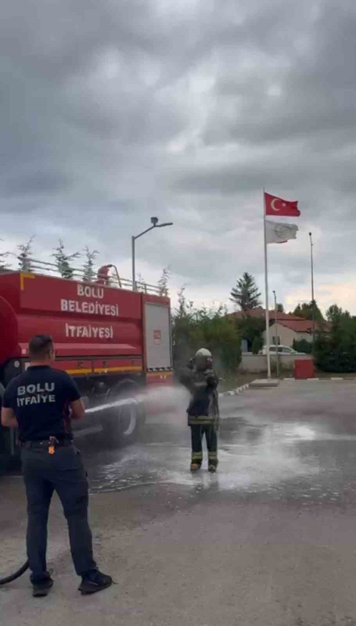 Bolu’da itfaiye stajının sonu sulu şakayla bitti