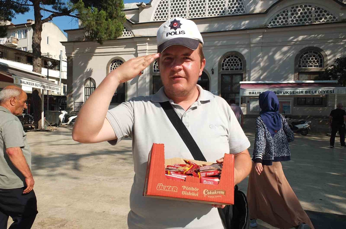 Seyyar Satıcı Mustafa\'nın Polis Şapkası İlgi Çekiyor