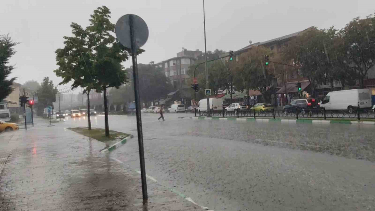 Bursa\'da Aniden Yağmur Yolları Göle Döndürdü