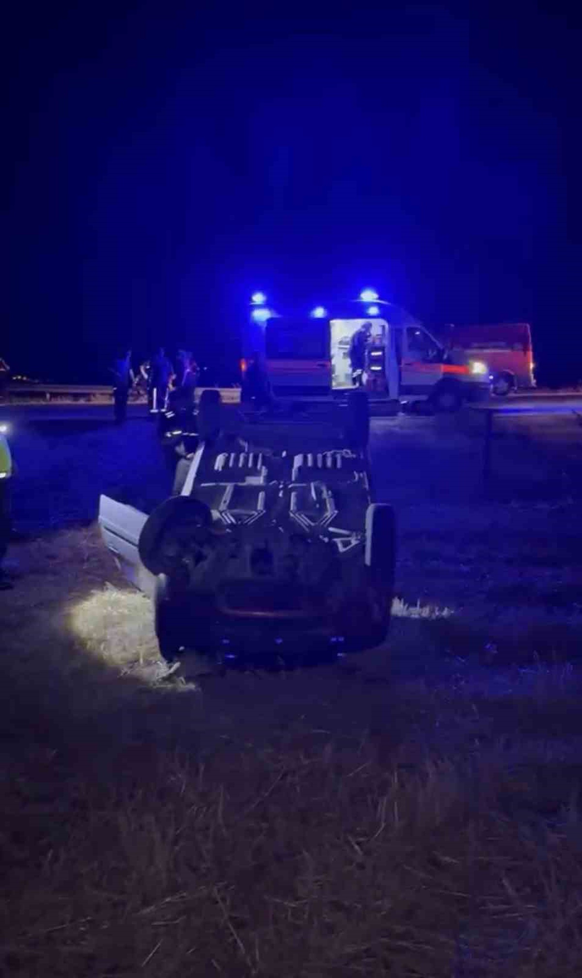 Çanakkale\'de Takla Atan Araçtan Üç Kişi Kurtuldu